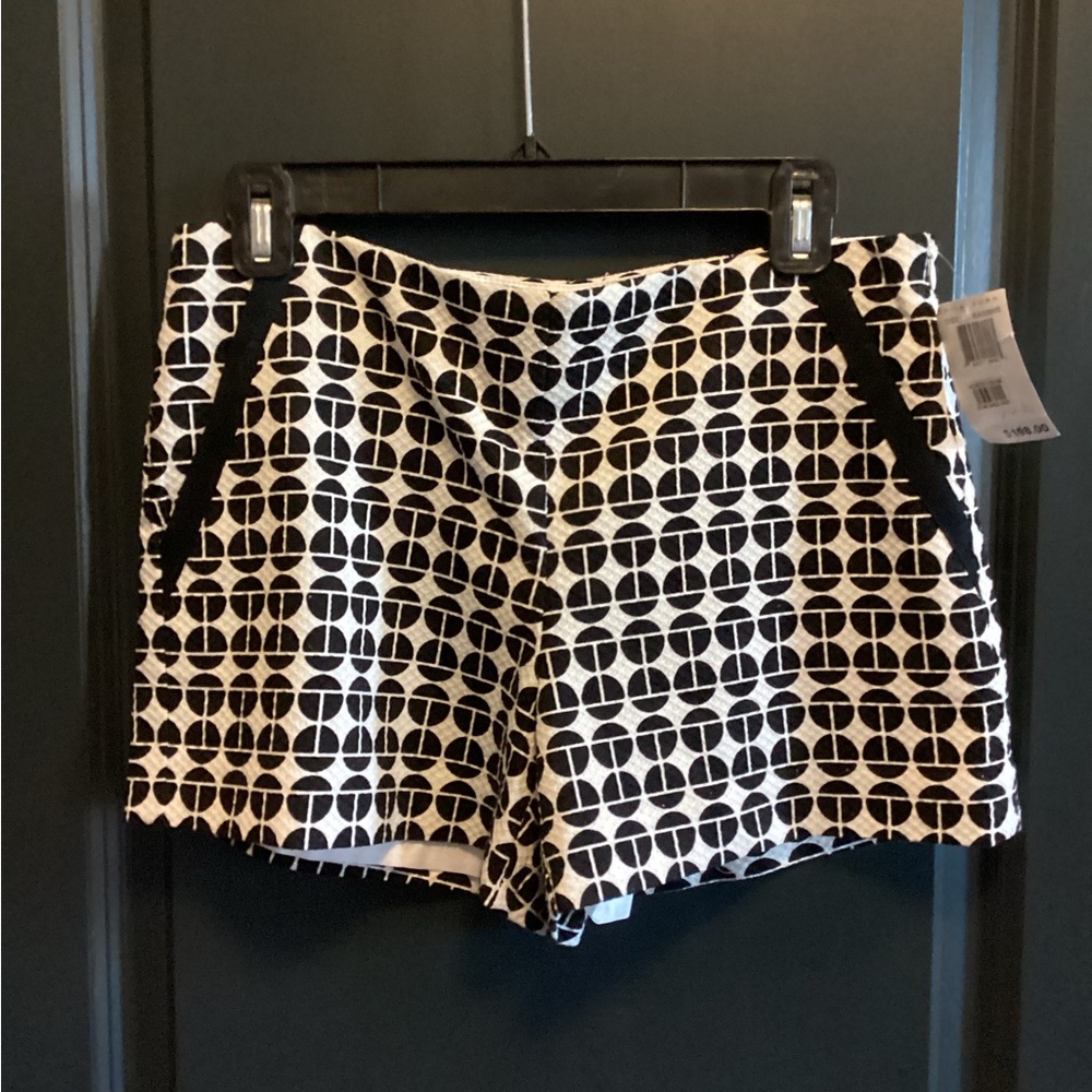Trina Turk 
Size 6 
Shorts 
Graphic design 
Black and White